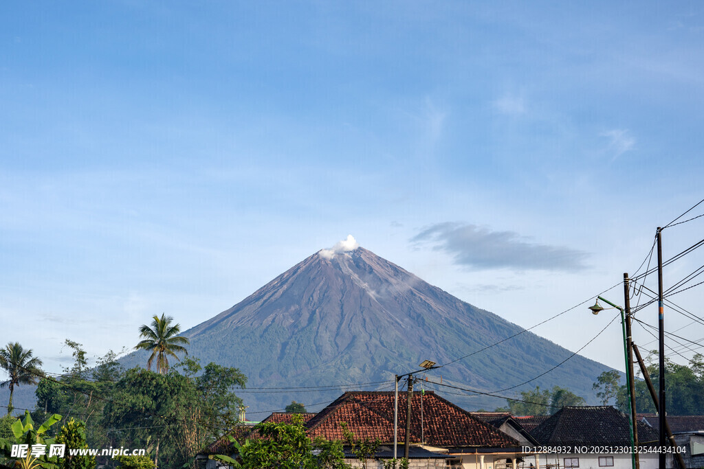 塞梅鲁火山