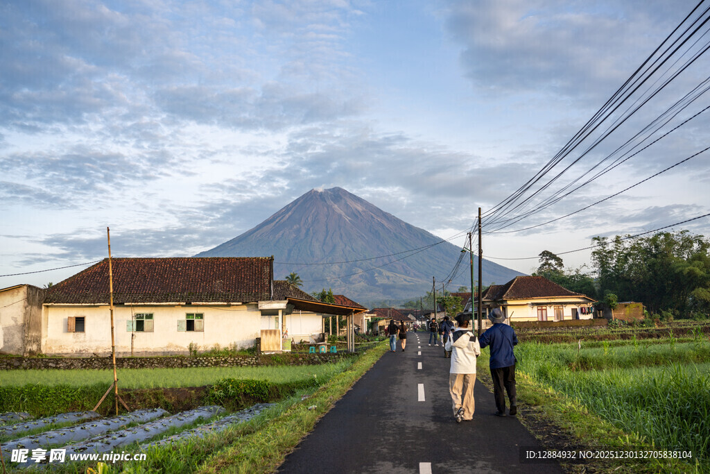塞梅鲁火山