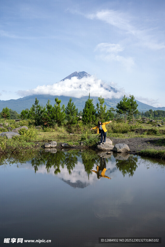塞梅鲁火山