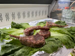 烤牛排置于生菜上