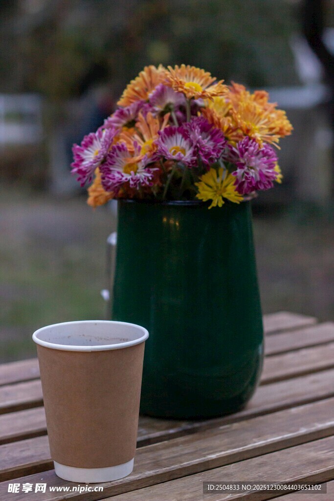 木桌上的花束与咖啡杯