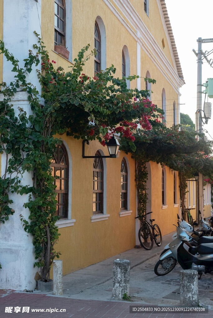 色彩明艳的街边建筑风景