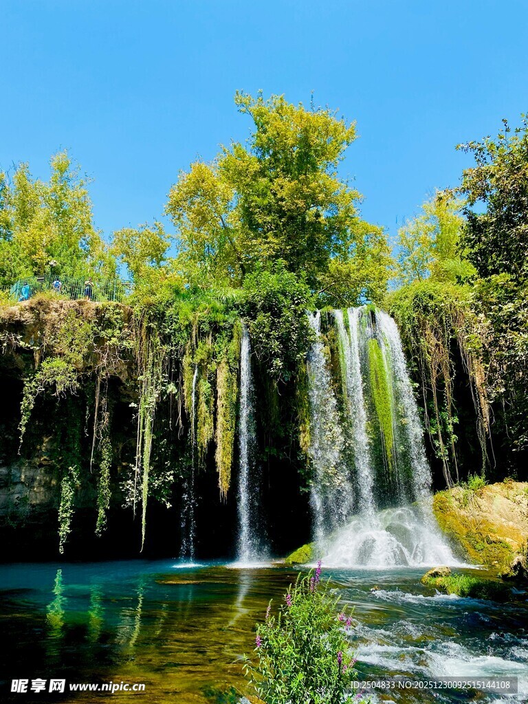 秀丽瀑布下的清澈碧水