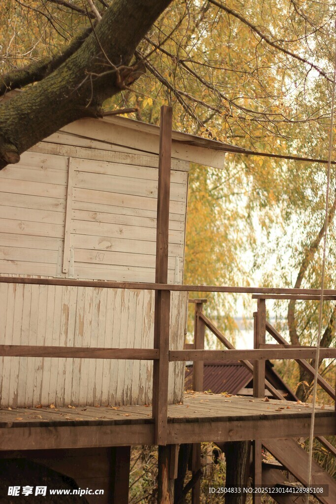 秋日木屋阳台静谧景致