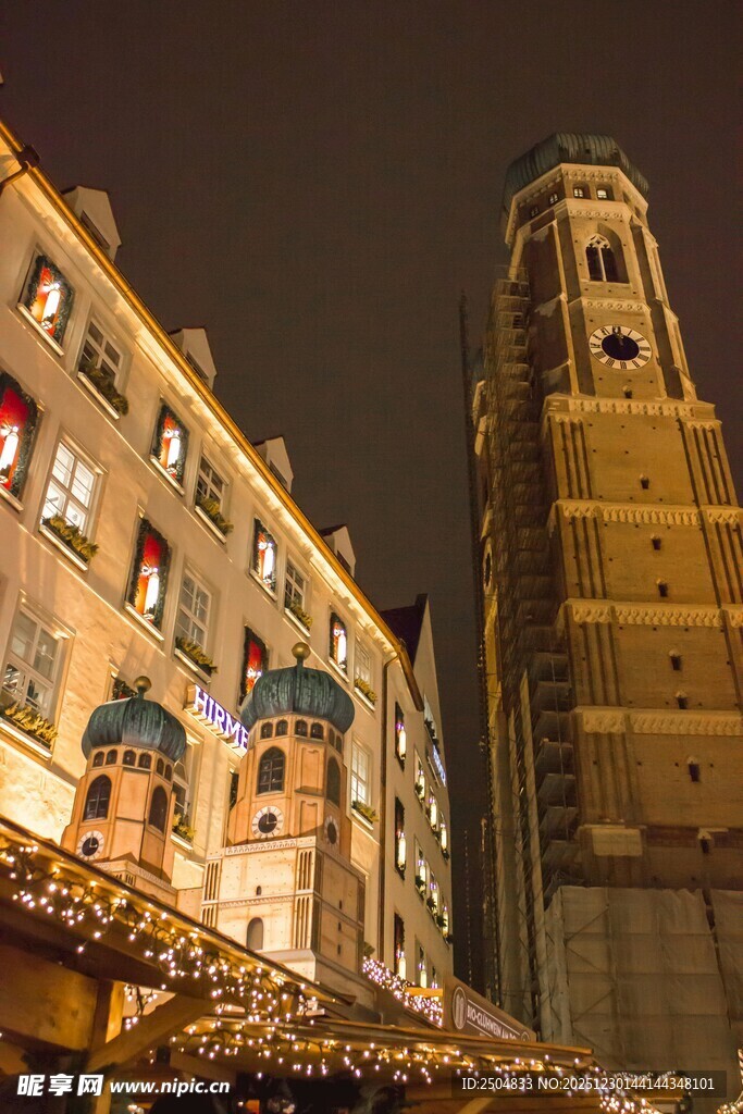 夜晚的欧式建筑与热闹集市