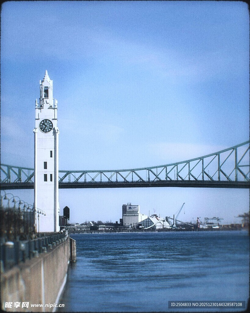 河畔钟楼与桥梁风景