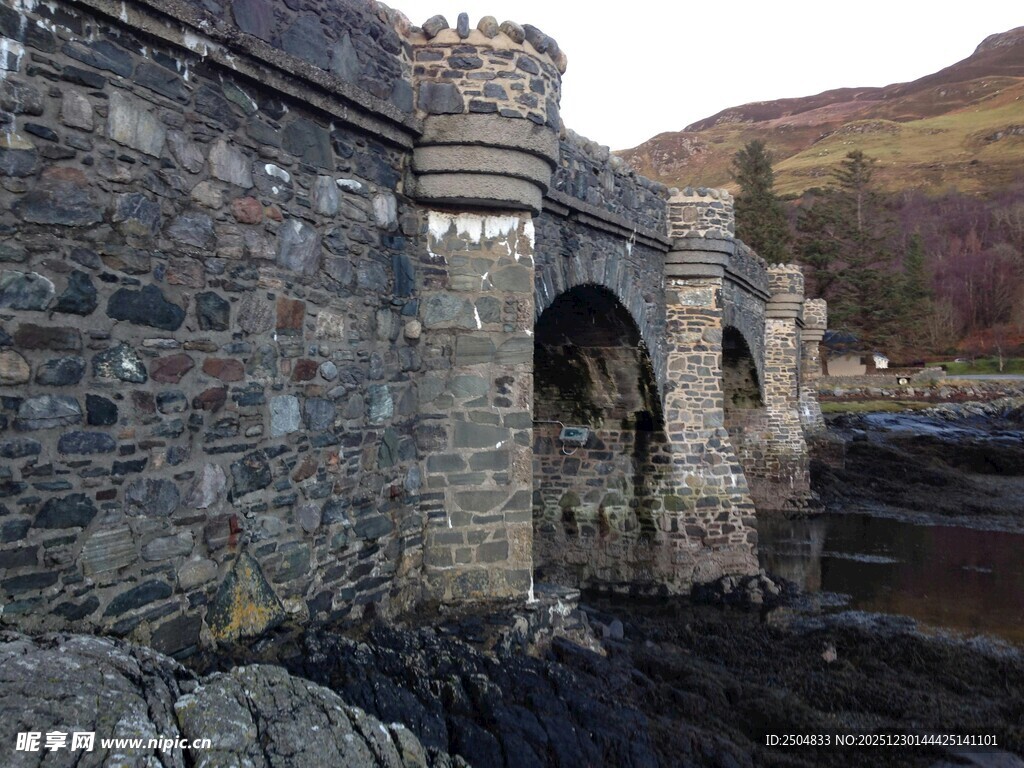 古老石拱桥横跨山间