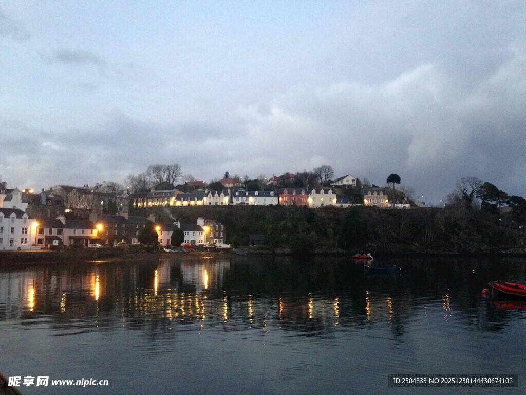 湖畔小镇黄昏静谧美景