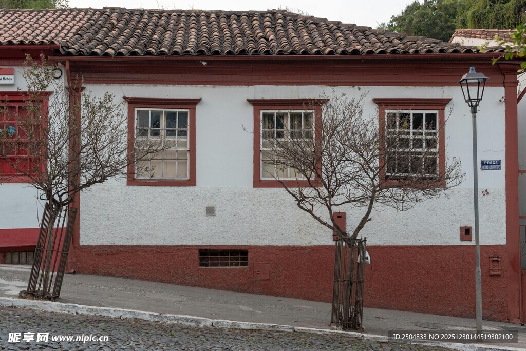 红瓦白墙的街边小屋