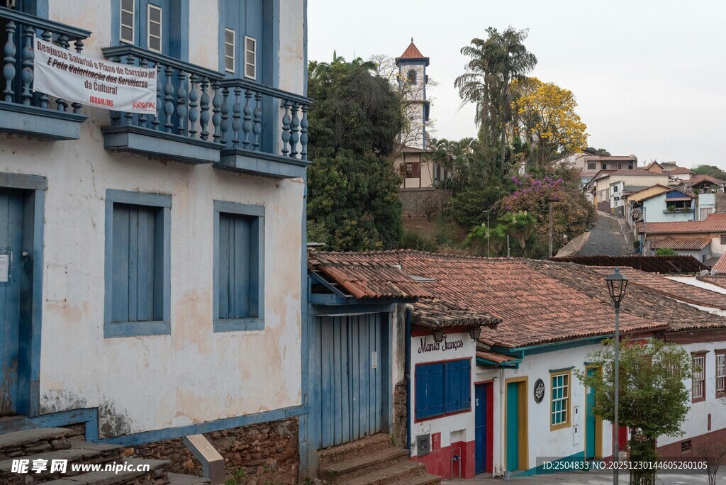 色彩斑斓的小镇 居