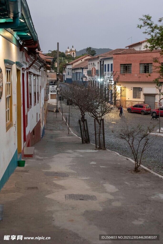 小镇街道的静谧日常
