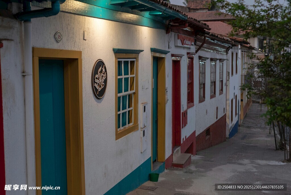 色彩斑斓的小巷 居