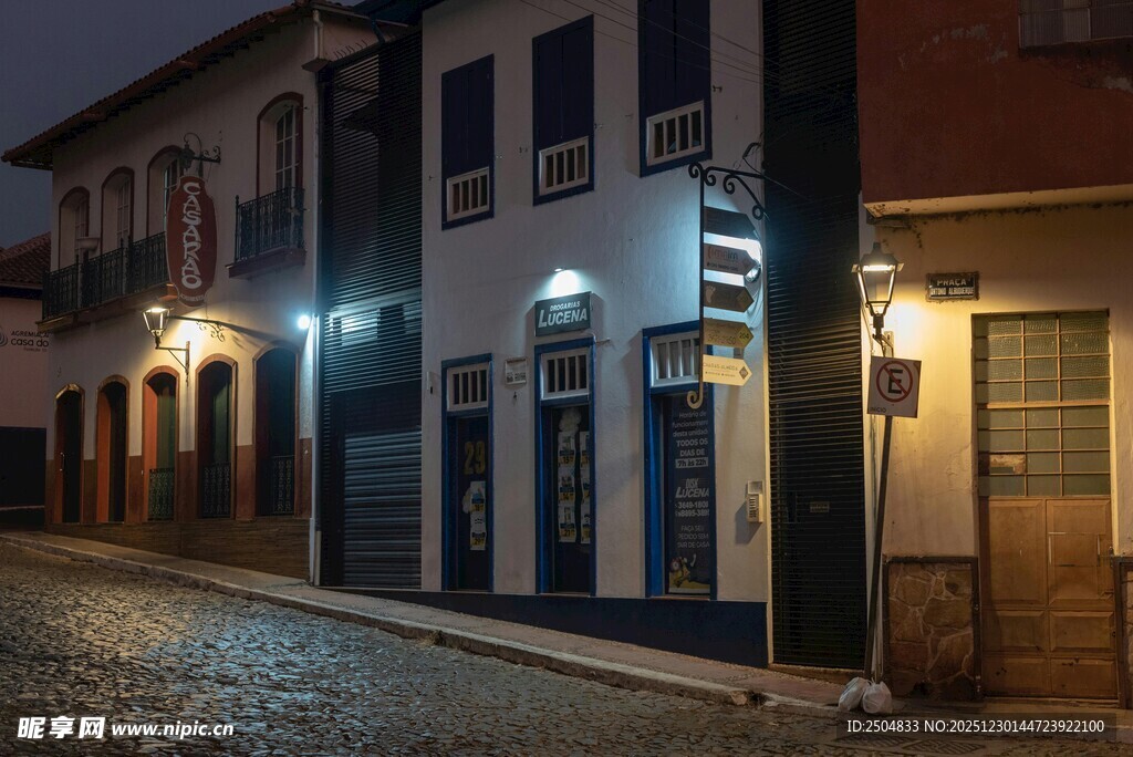 夜晚宁静的欧式街道建筑