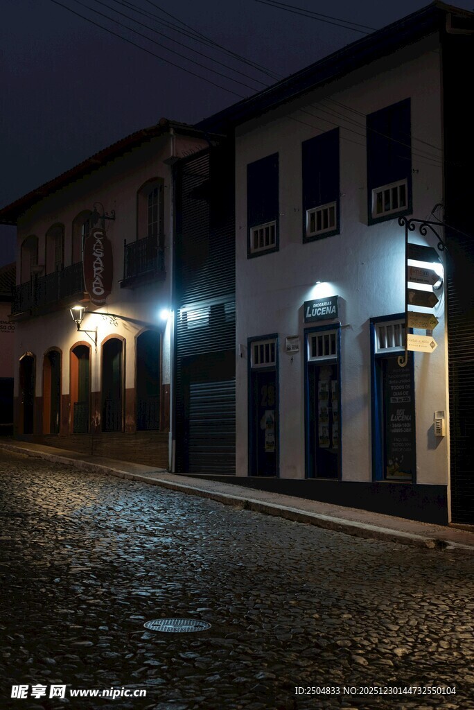 夜晚静谧的欧式街道景象