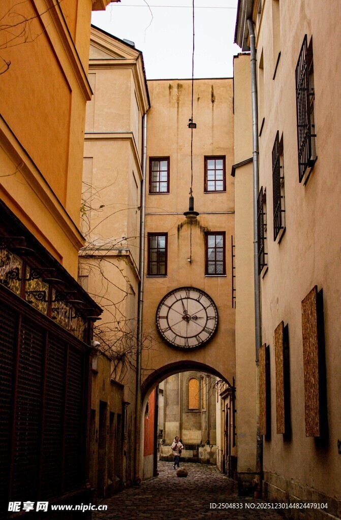 古老街巷中的特色时钟建筑