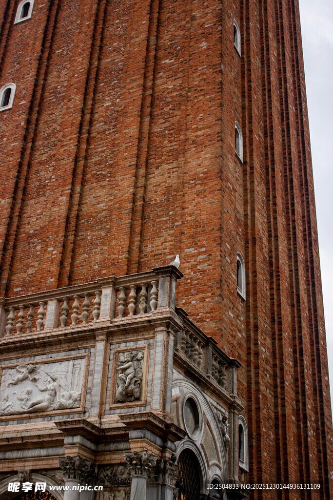 古老红砖建筑的精美一角
