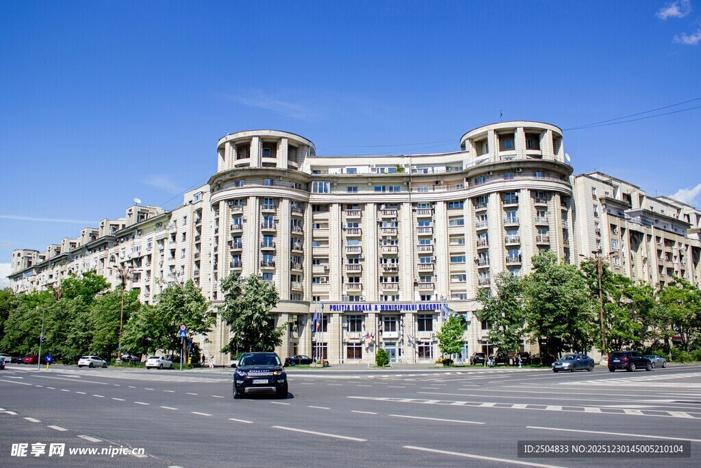 城市中的宏伟古典风格建筑