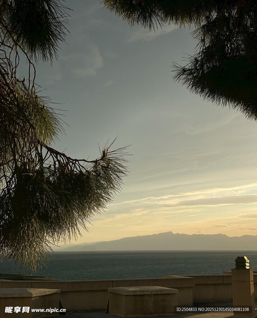 黄昏海边一人静谧观景