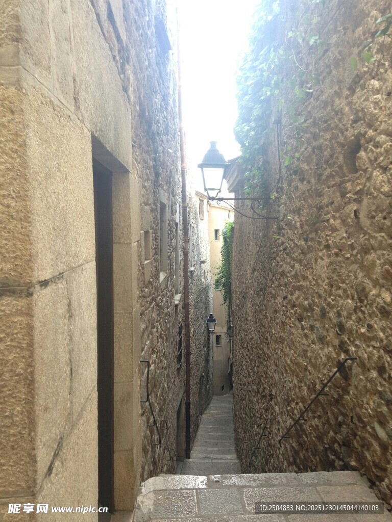 狭窄石巷中的隐秘通道