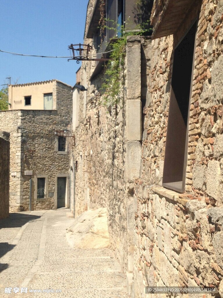 古老石砌小巷的静谧景致