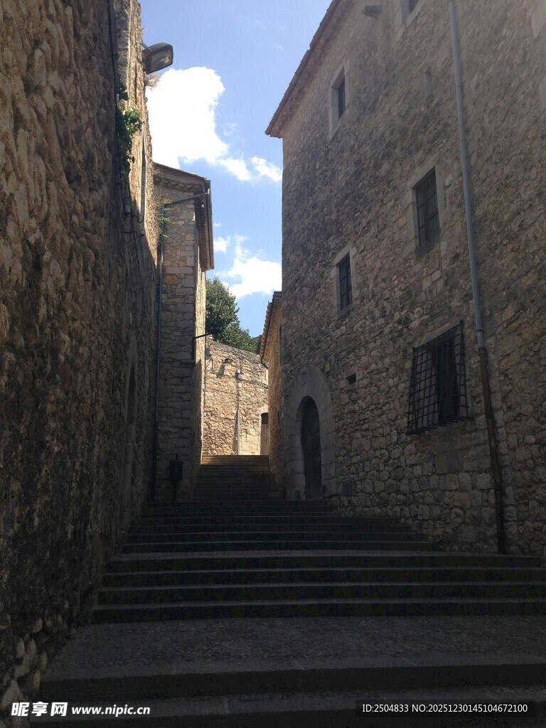古老街巷中的石阶风景