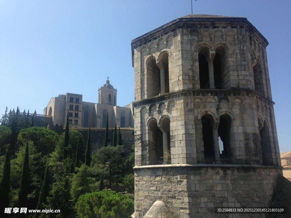 古老石塔与远处建筑景观