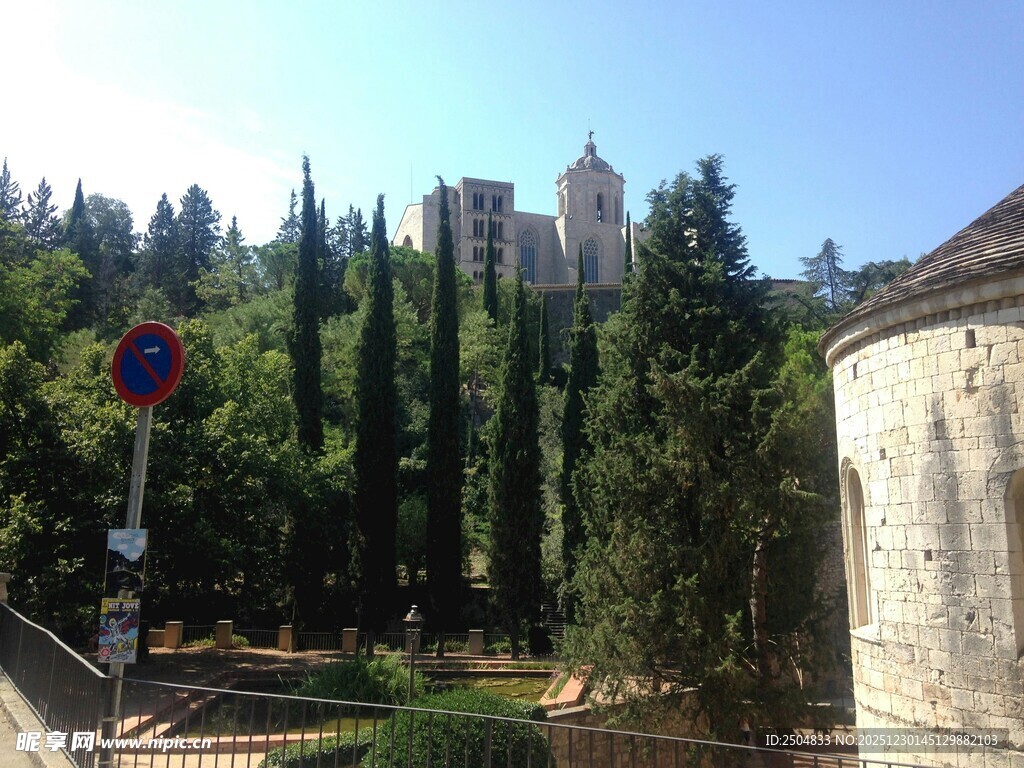 欧式园林景观中的建筑与树木