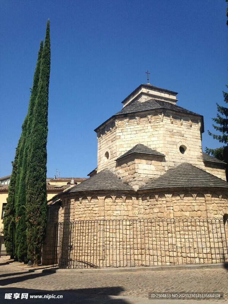 古老建筑旁的高耸柏树