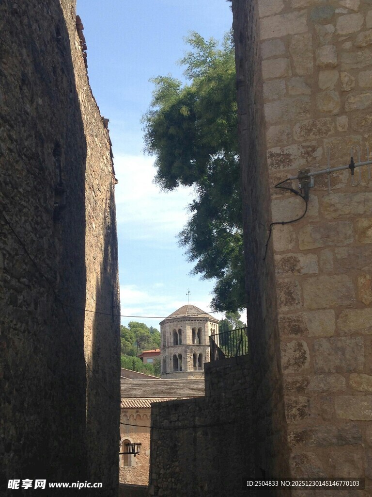 古巷尽头的建筑与绿树