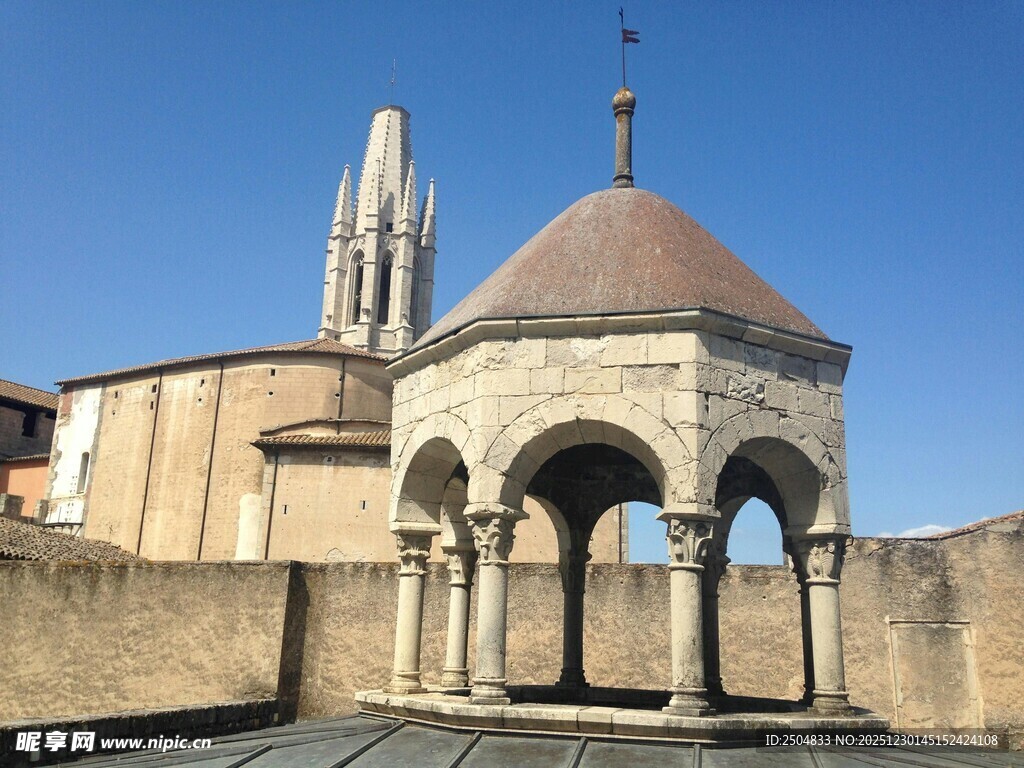 古老建筑圆顶与尖塔景观