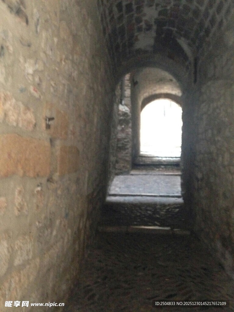 古老砖墙中的幽深通道