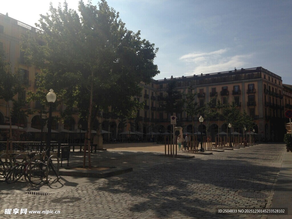 阳光照耀下的城市广场