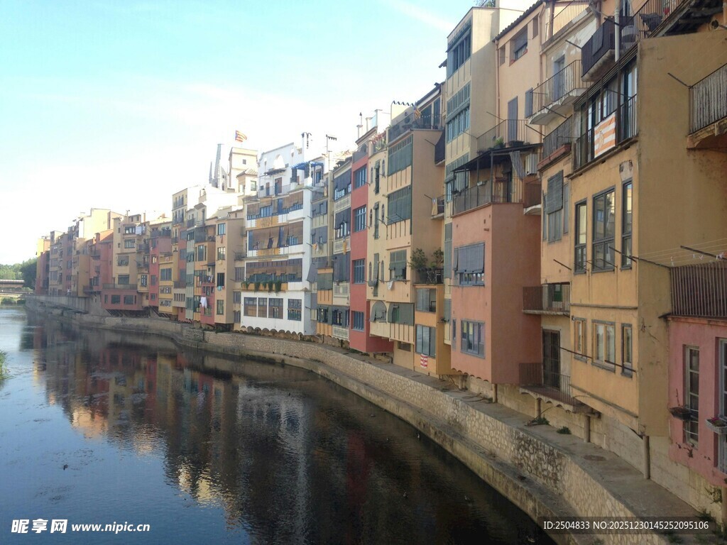 河畔多彩建筑景观