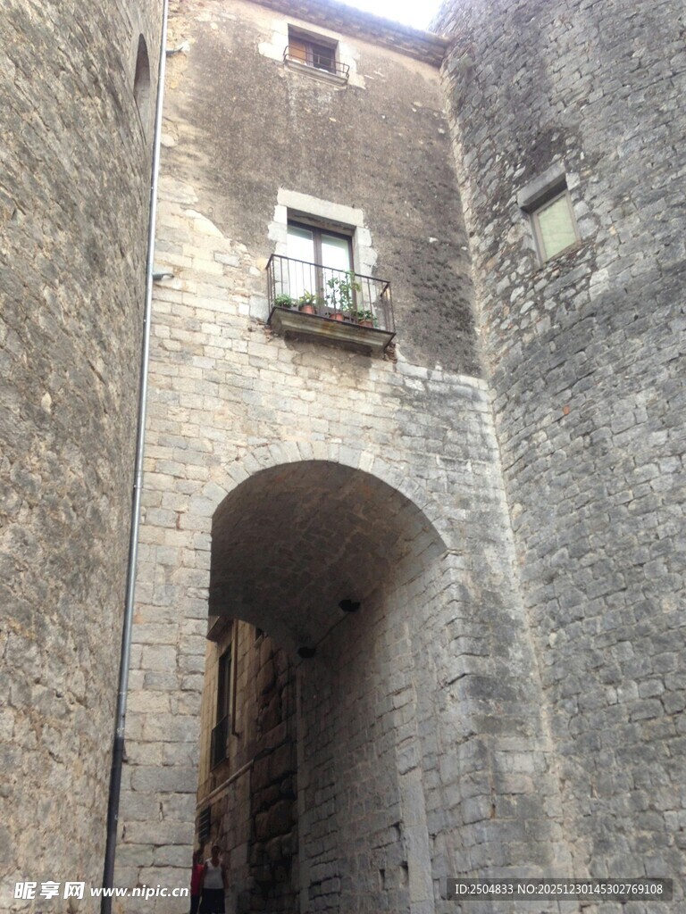 古老石砌建筑门洞