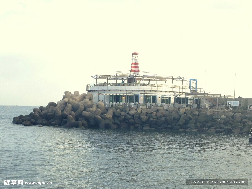 海边灯塔立于礁石之上