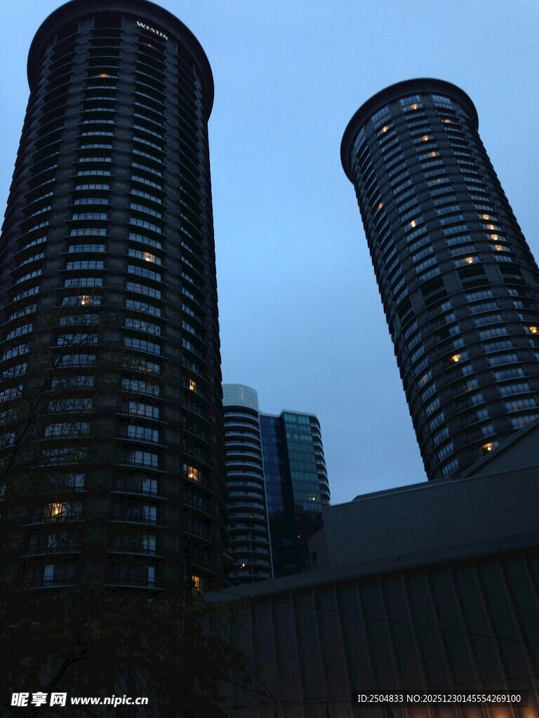 夜幕下的都市高楼建筑