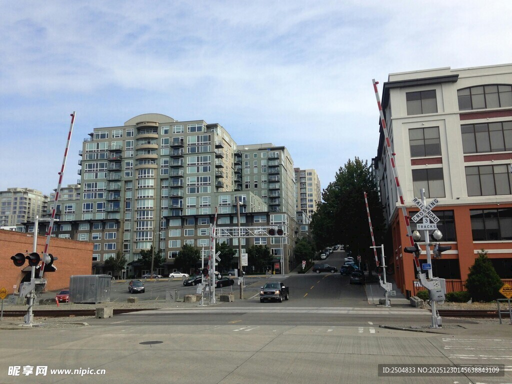城市街道旁的建筑景观