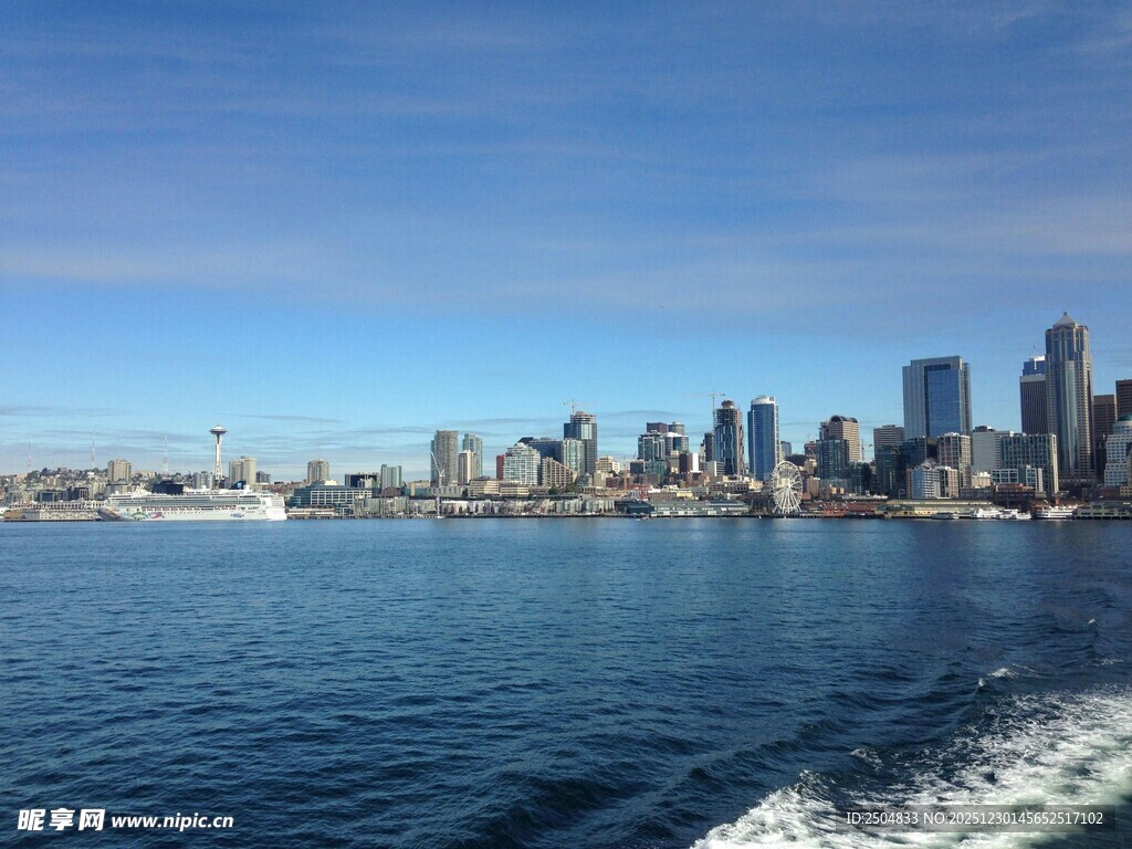 海上视角的城市天际线