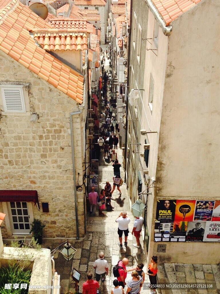 狭窄街道上的人群景象