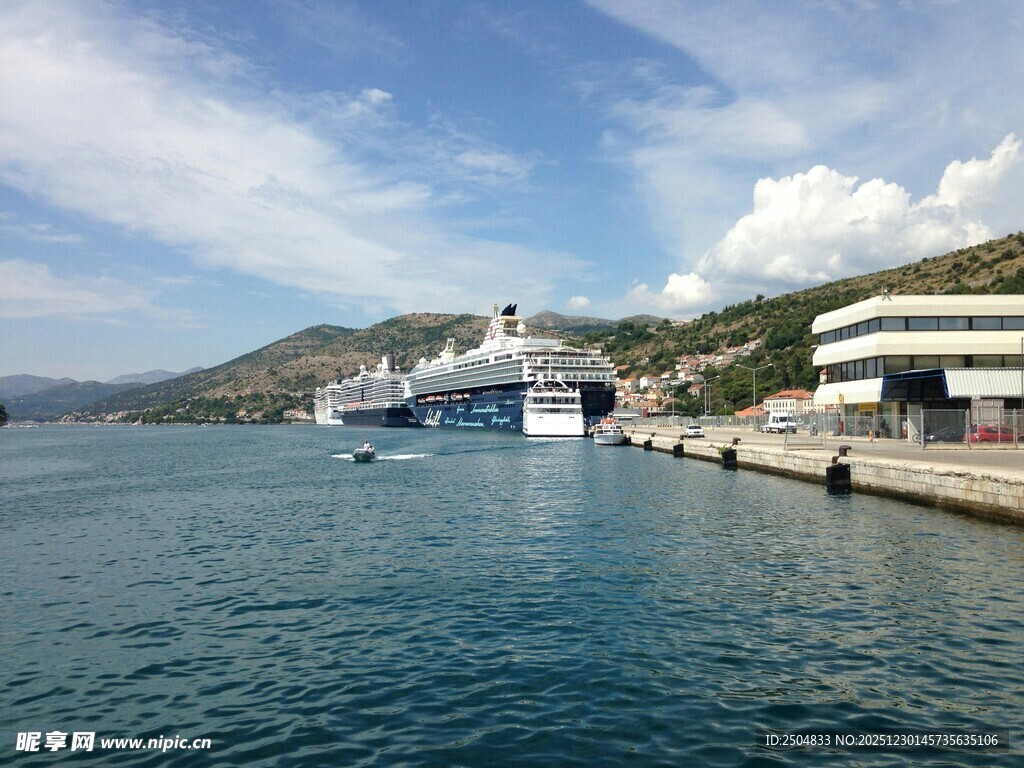 港口停泊的大型豪华邮轮