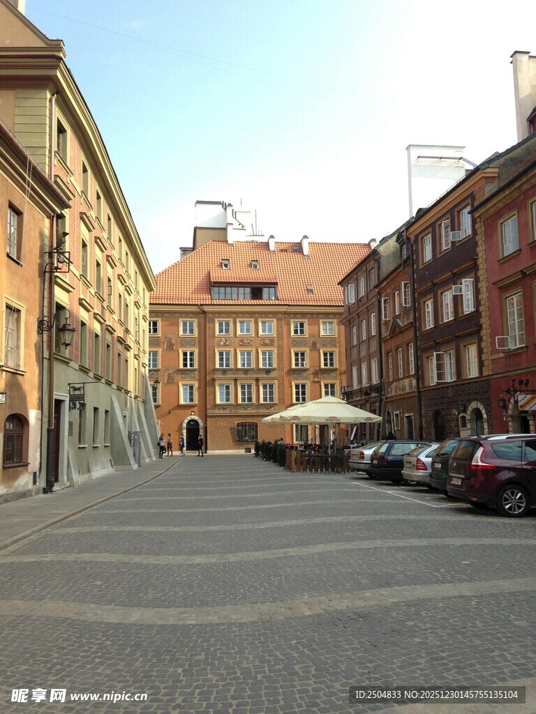  洲街道旁的多彩建筑