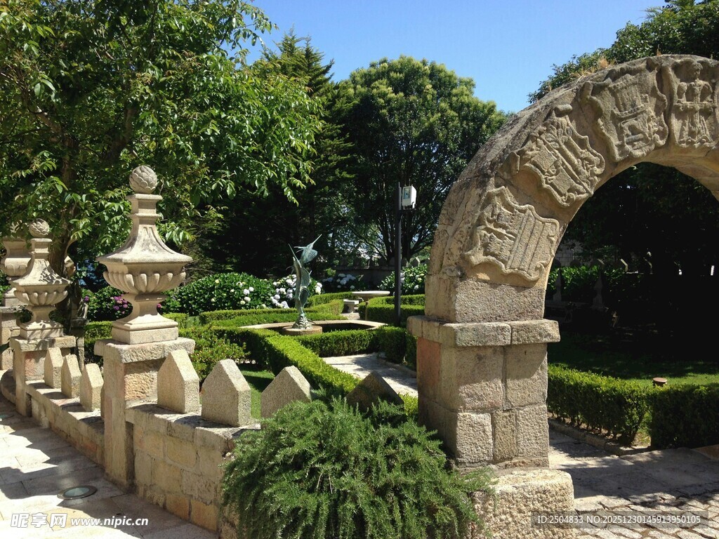 古典石拱门与绿植景观