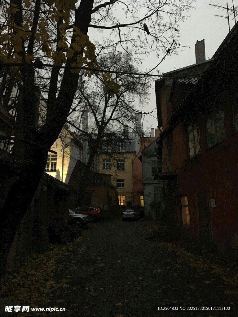 黄昏小巷中的静谧街景