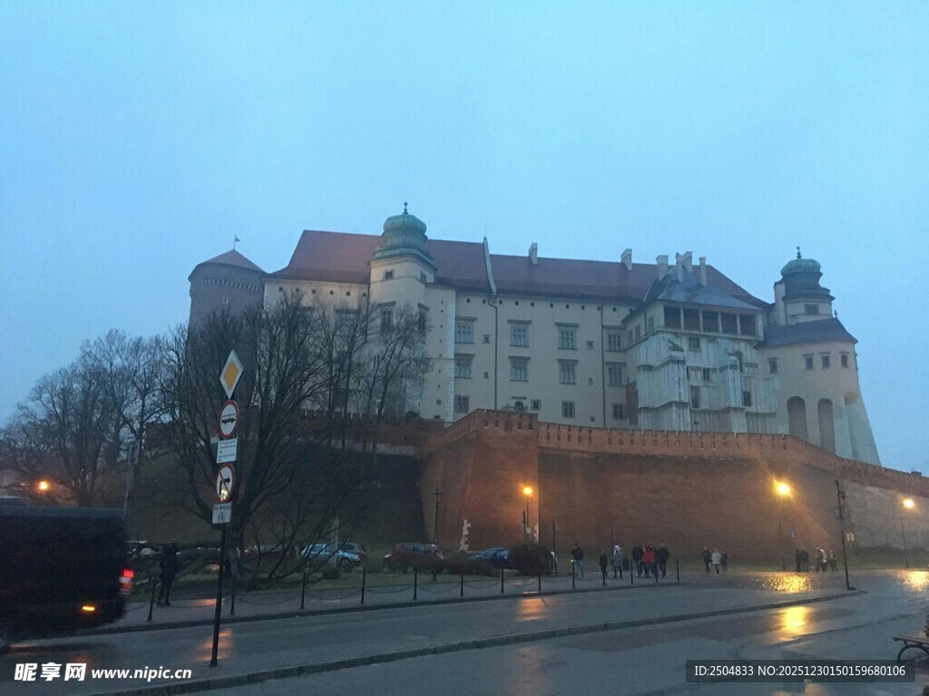 黄昏下的古堡建筑