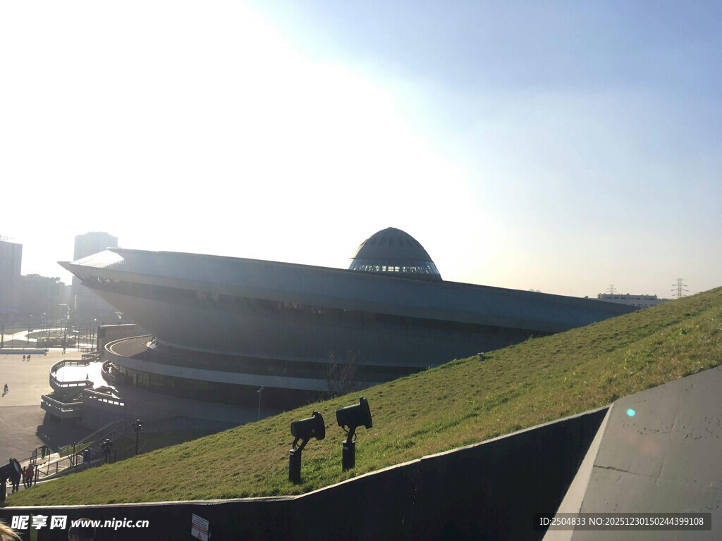 现代建筑前的休闲场景