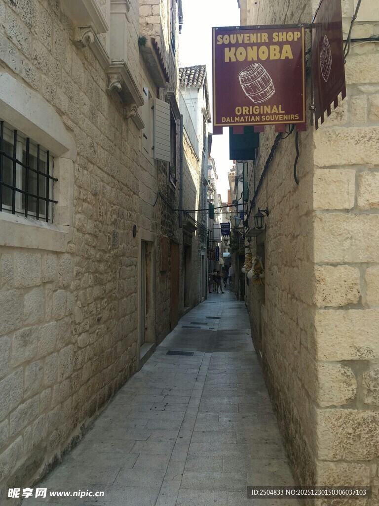 狭窄石巷中的店铺招牌