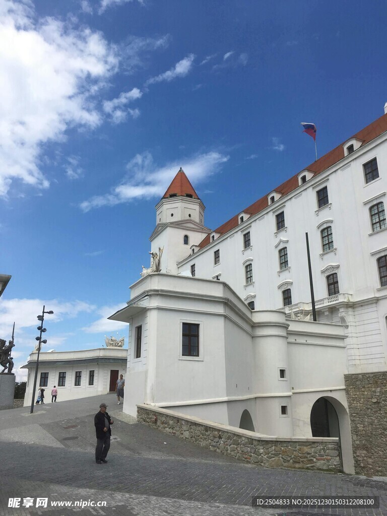 白色城堡建筑 蓝天白云下