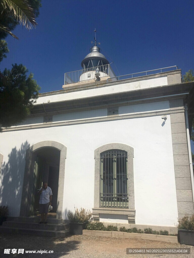 白色小屋的宁静外观