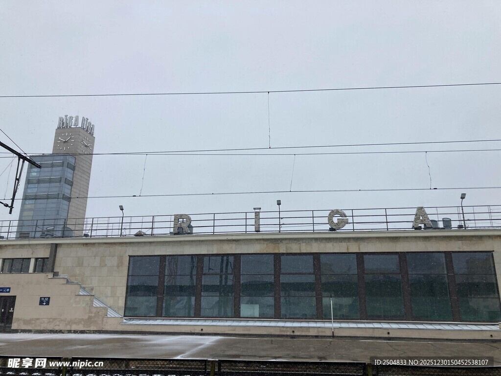 城市中高耸的现代建筑