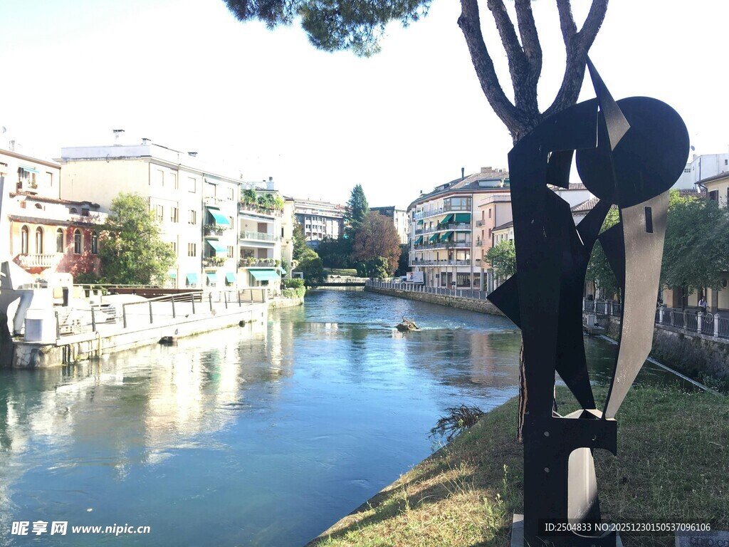 河畔风景 女子倚树而立